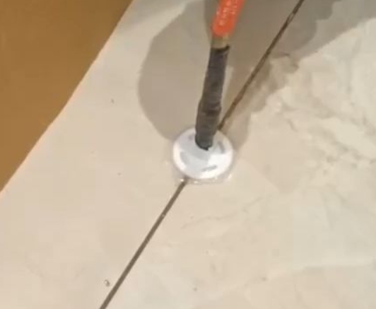 万州瓷砖空鼓维修公司专业解答瓷砖在铺贴过程中，如果没有涂抹均匀到位的粘结材料（如水泥砂浆或瓷砖胶），可能会导致以下问题
