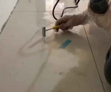 万州瓷砖开裂维修公司专业分享瓷砖在铺贴前如果没有沥干水分，将会导致以下问题